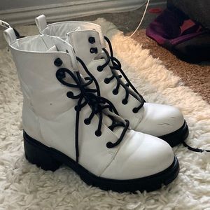 A white with black trim MIA boot.